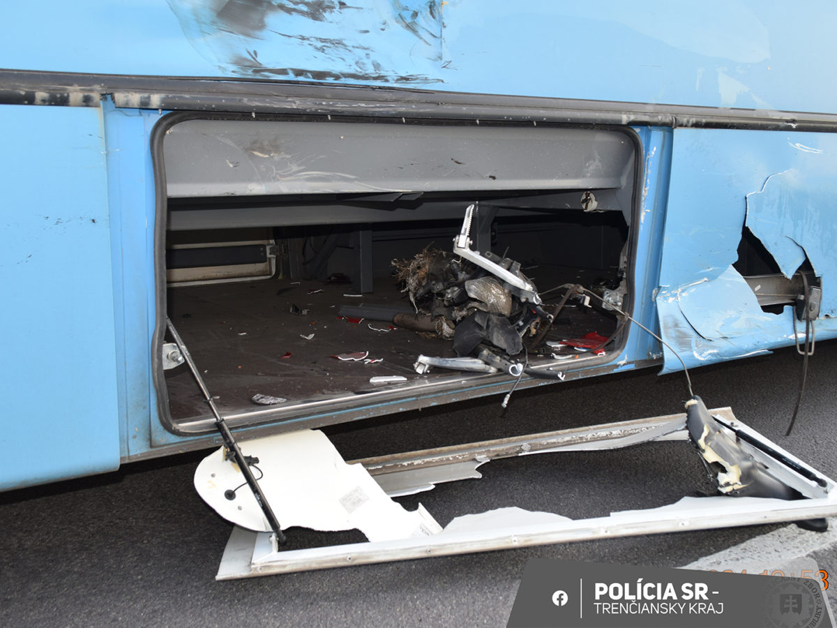 Nehoda, autobus, motorkár.jpg