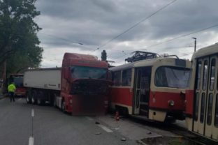 Nehoda električky s kamiónom