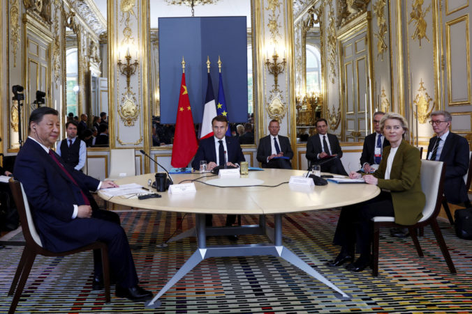 Emmanuel Macron stanovil ruskú vojnu ako hlavnú tému rokovania s čínskym prezidentom Si Ťin-pchingom