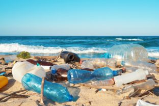Prieskum odhalil 60 spoločností, ktoré môžu za polovicu celosvetového znečistenia plastmi