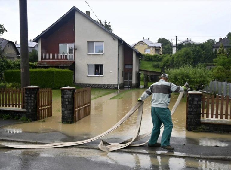 Povodne, zaplavený dvor