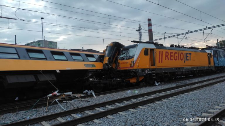 Zrážka vlaku RegioJet (Praha Košice) s nákladným vlakom v Pardubiciach