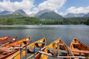 ŠTRBSKÉ PLESO: Letná sezóna a člnkovanie