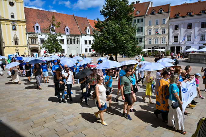 DEŇ UTEČENCOV: Dáždníkový sprievod