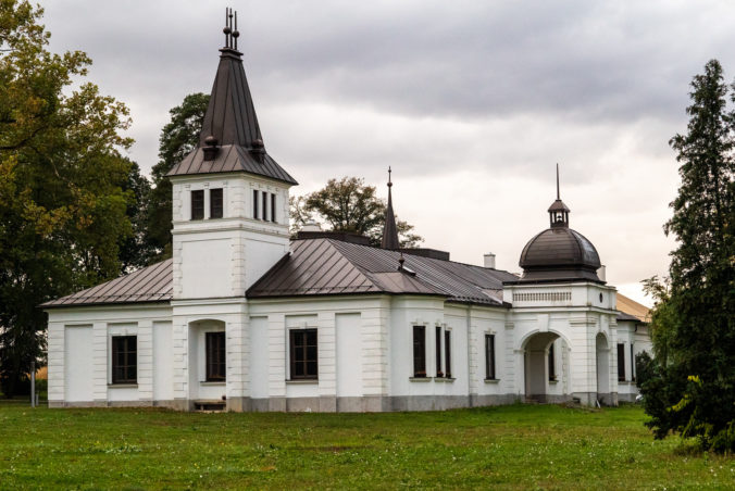 Stan pri kaštieli Château Rúbaň, v ktorom sa konajú romantické svadby a iné podujatia.