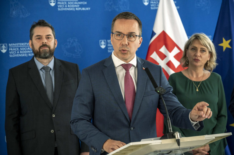 MPSVR SR: Práca namiesto dávok