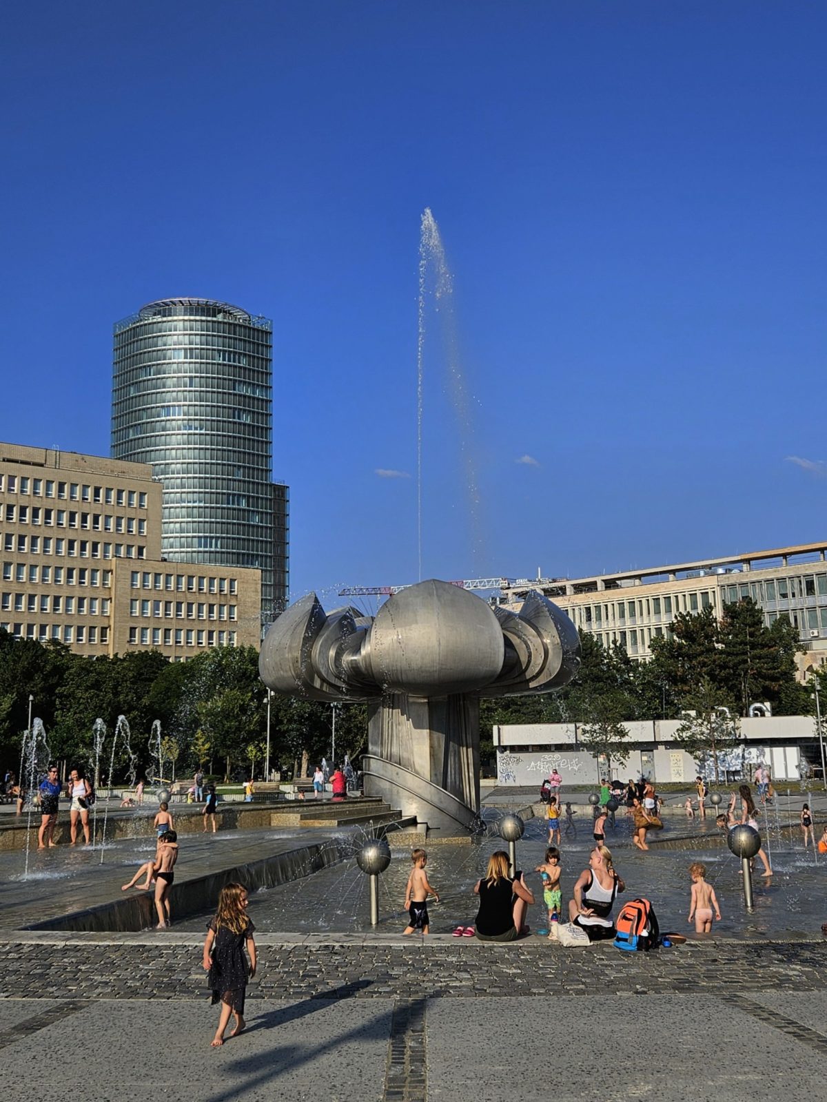 BRATISLAVA: Osvieženie vo fontáne Družba