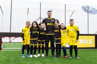 Futbal v meste_1_ambasador marek hamsik s hracmi.jpg