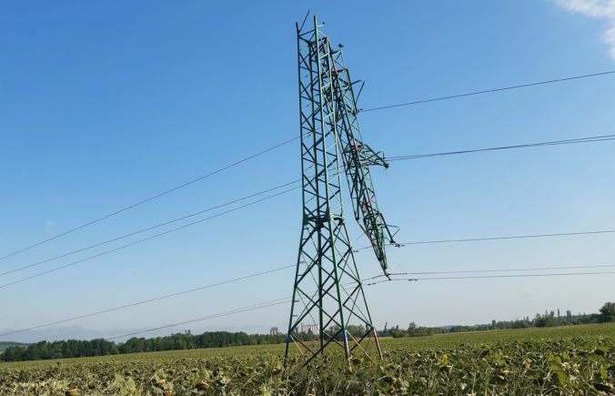 Poškodené elektrické vedenie po búrkach