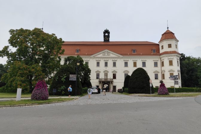 Zámok v Holešove a Zámocká záhrada