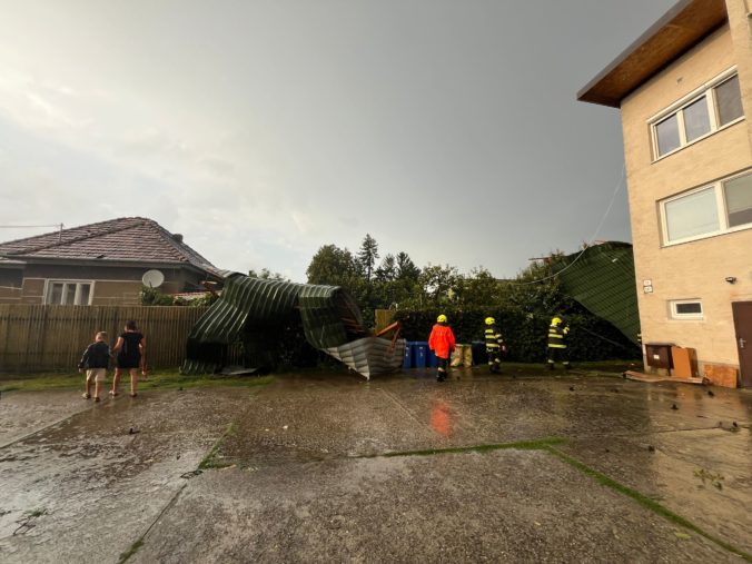 Škody po utorňajších búrkach na západe Slovenska.