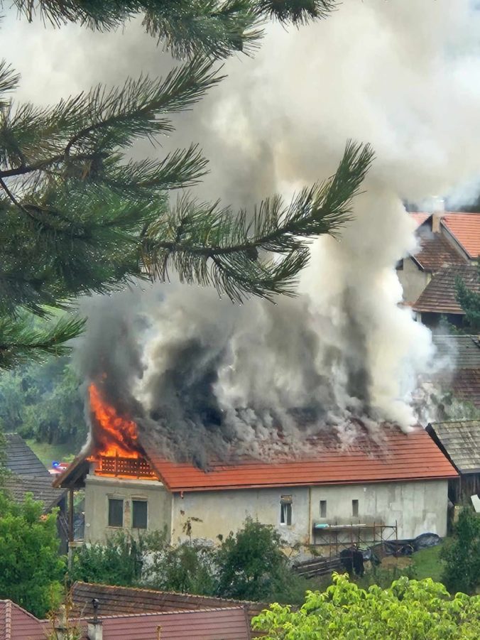 Požiar domu po údere bleskom v obci Dúbrava v okrese Liptovský Mikuláš.