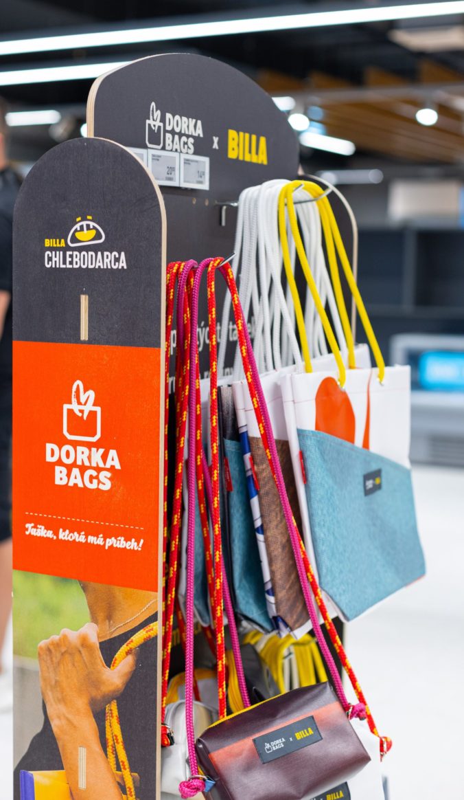 Dorka bags x billa stojan v predajni billa.jpg