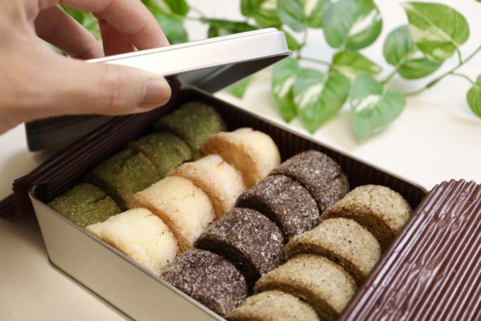 A total of 16 cookies in four varieties are packaged in a metal tin.