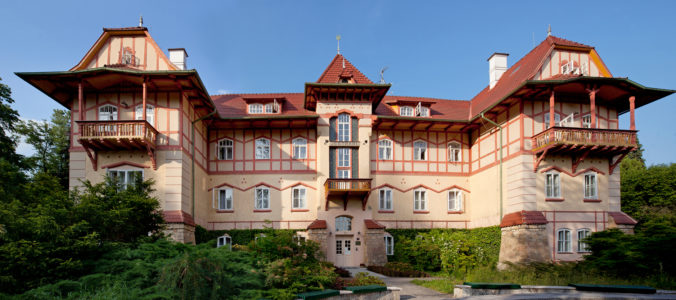 Hotel_jestrabi_exterier_4_foto_zdroj_lazne_luhacovice.jpg