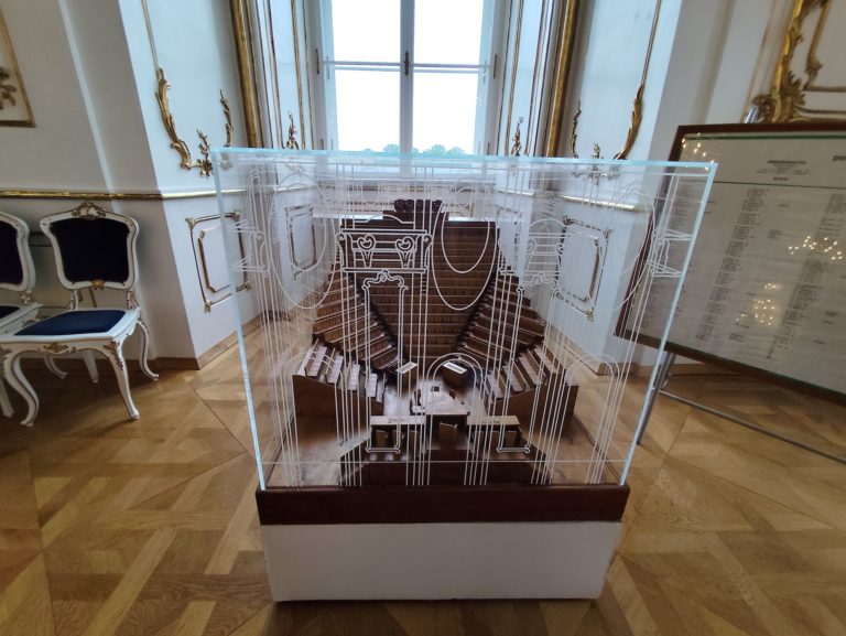 Poslanecká snemovňa s úchvatnou stropnou maľbou