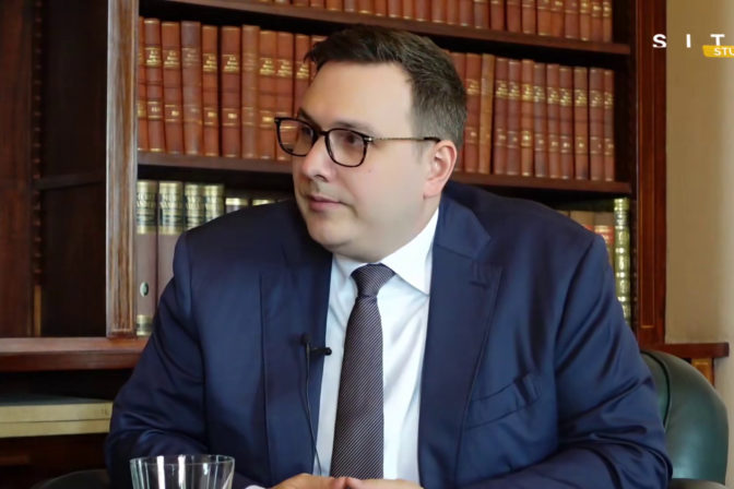 Minister jan lipavsky v rozhovore s miroslavom wlachovskym vo video podcaste okno do sveta.jpg