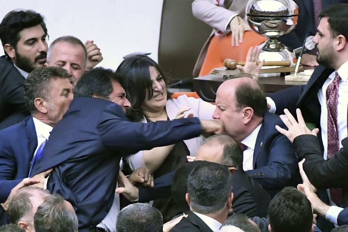 Bitka v tureckom parlamente