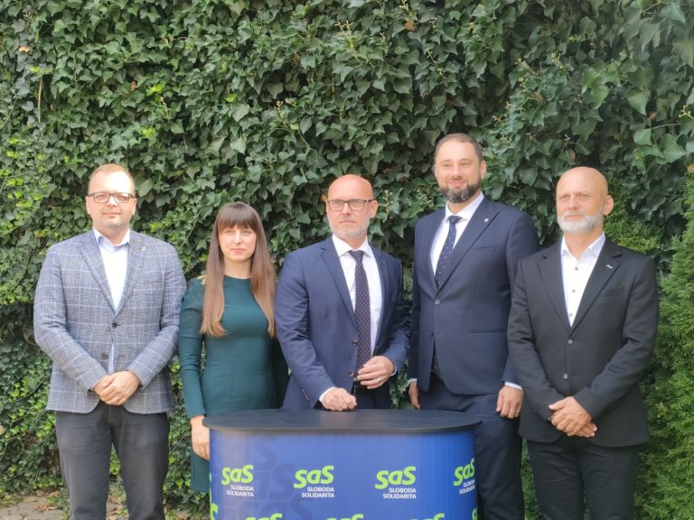 Zľava: Starosta MČ Košice Západ marcel Vrchota, okresna predsedníčka SaS Renáta Zolnaiová, predsesa SaS Branislav Gröhling, viceprimátor mesta Košice Marcel Gibóda, krajský predseda SaS Peter Čech