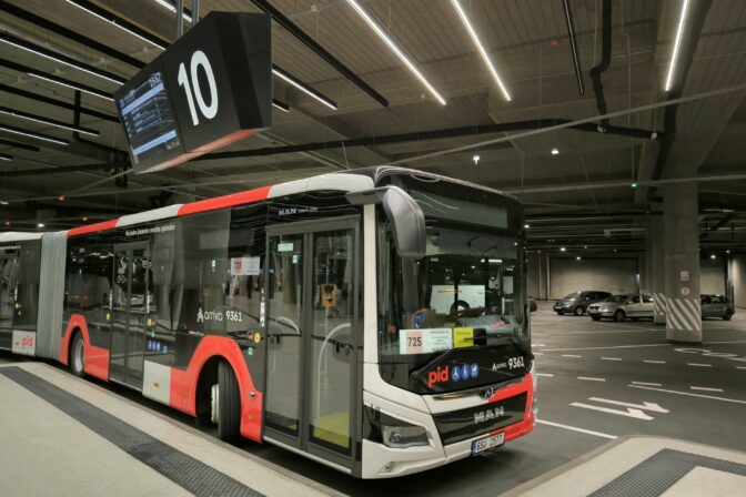 Kĺbový 18 metrový autobus