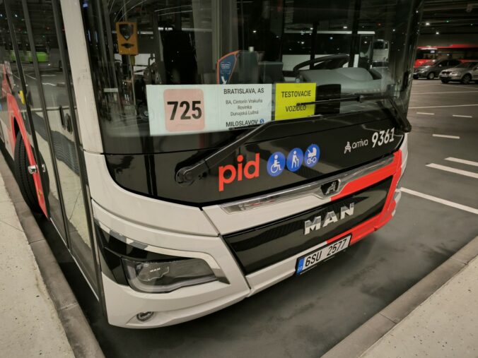 Kĺbový 18 metrový autobus