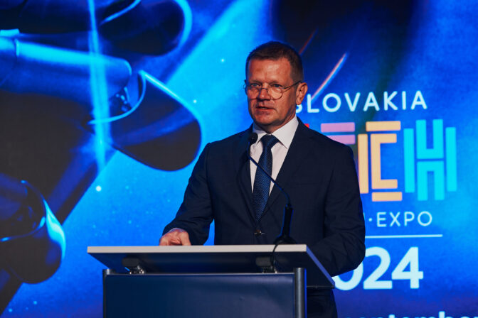 8 podpredseda vlady sr peter kmec na otvoreni festivalu inovacii a technologii slovakiatech 2024.jpg