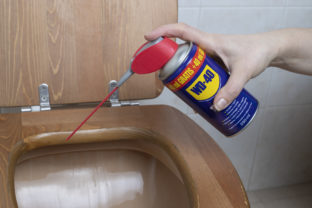 Nastriekala som sprej WD-40 do WC