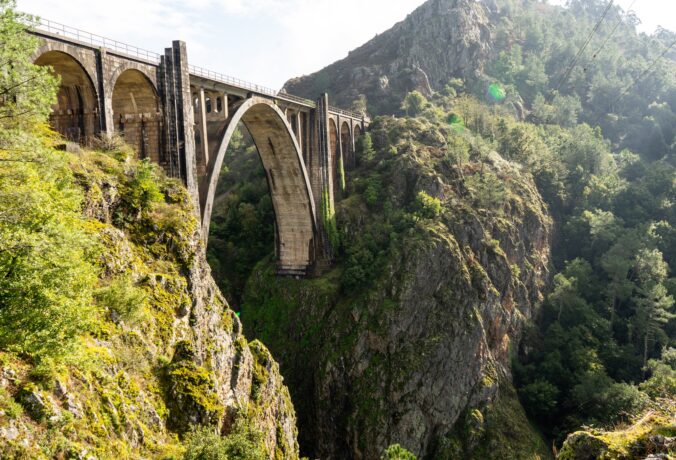 Najkrajšia cesta vlakom v Európe ponúka všetko - históriu, krásu horských končiarov či pláže