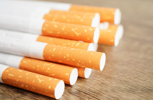 Nelegálny trh s cigaretami v EÚ prvýkrát za desaťročie prekročil 10 percent