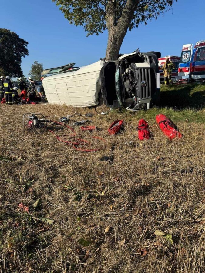 Prevrátený autobus poľskému tímu MKS Czarni Połaniec