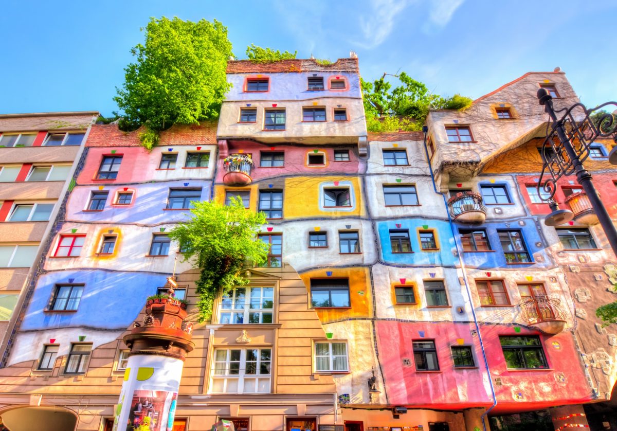 Farebný a neobvyklý Hundertwasserhaus vo Viedni s organickými tvarmi a vegetáciou, navrhnutý Friedensreichom Hundertwasserom.