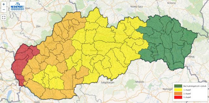 Hydrologické výstrahy prvého, druhého a tretieho stupňa pred povodňami z trvalého dažďa.