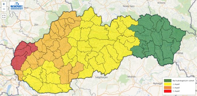 Hydrologické výstrahy prvého, druhého aj tretieho stupňa pred povodňami z trvalého dažďa.