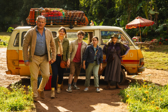 Image 5 the brown family and mrs bird in peru © studiocanal sas © peter mountain_2000x1333_thumbnail.jpg