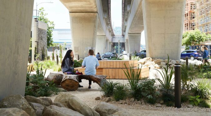 Jednoduchý park pod stanicou metra Culver city v Los Angeles