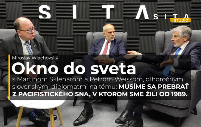 Miroslav Wlachovský počas rozhovoru s Petrom Weissom a Martinom Sklenárom vo video podcaste Okno do sveta.