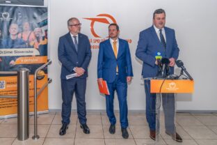 Predstavenstvo zssk v zlozeni generalneho riaditela petra helexu vpravo podpredsedu predstavenstva martina bahurinskeho v strede a clena predstavenstva karola henzelyho vlavo.jpg