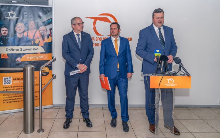 Predstavenstvo zssk v zlozeni generalneho riaditela petra helexu vpravo podpredsedu predstavenstva martina bahurinskeho v strede a clena predstavenstva karola henzelyho vlavo.jpg