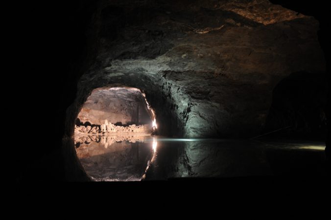 Viedeň: Podzemná jaskyňa Seegrotte Hinterbrühl s najväčším podzemným jazerom v Európe, osvetlená a pripravená na loďkové výlety.