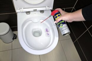 Moja žena strieka WD-40 do WC