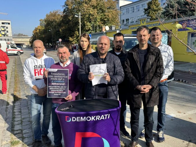 Demokrati v Trnave pred nemocnicou vyzvali vládu na dohodu s lekármi. Dodržte sľuby, kým nie je neskoro (video)