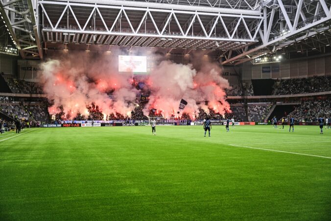 pyrotechnika na futbalovom zápase vo Švédsku