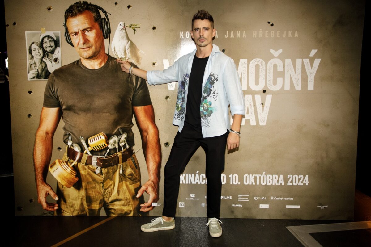 Vynimocny_stav_06_daniel_sorizzo_kis_z_kapely_s_hudbou_vesmirnou_na_premiere.jpg