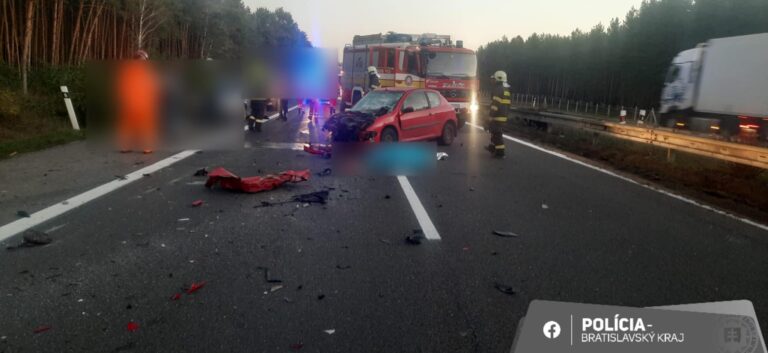 Zrážka Peugeotu s kamiónom na diaľnici D2.