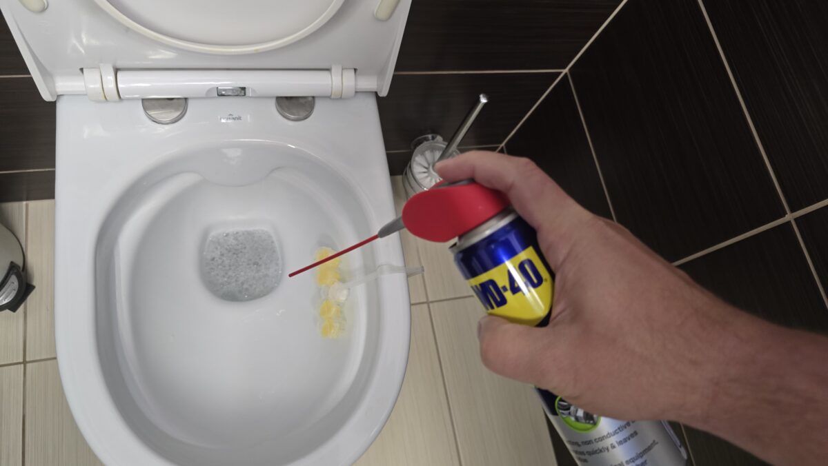 striekam WD-40 do WC