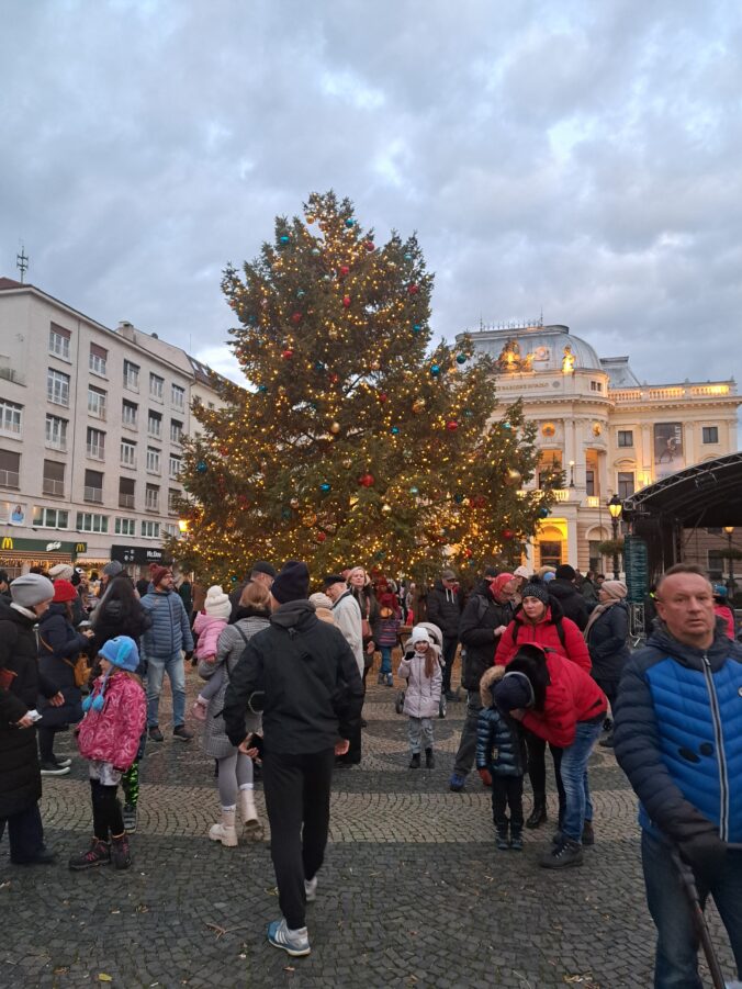 Vianočné trhy na Hviezdoslavovom námestí