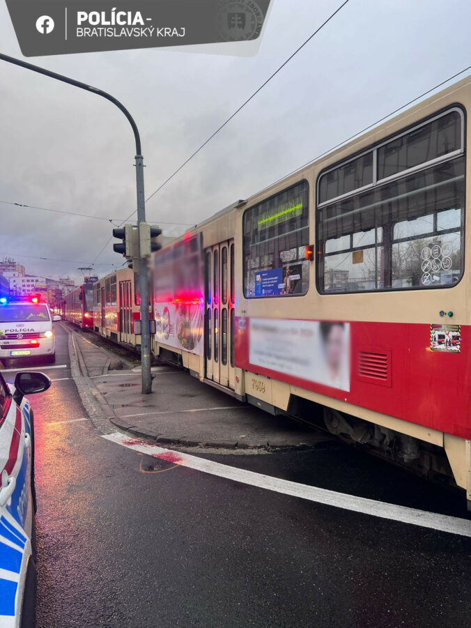 Zrážka električky s dôchodkyňou v Bratislave