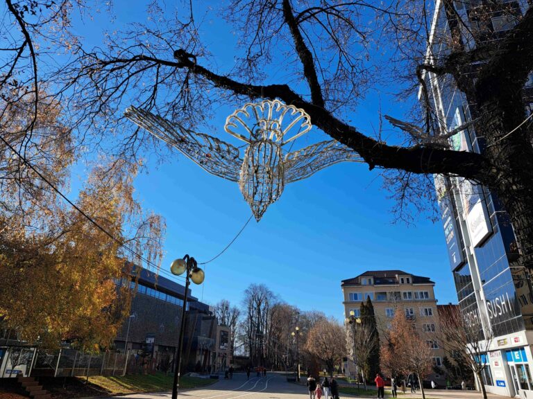 POPRAD: Inštalácia vianočnej výzdoby