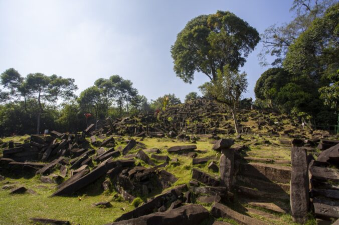 V Indonézii, na vrchu Gunung Padang, sa nachádza pyramída, ktorú odborníci uvádzajú až do obdobia pred 25 000 rokmi.