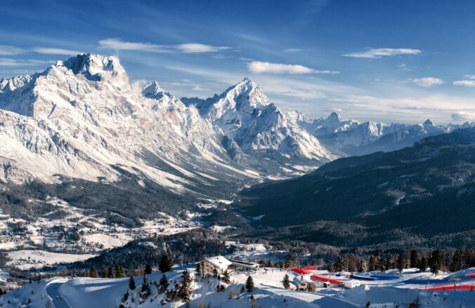 Pohľad zhora na najznámejšiu horskú lokalitu Talianska: Cortinu d&#039;Ampezzo (belluno). Cortina je dobre známa po celom svete už od roku 1956, kedy hostila zimné olympijské hry. V súčasnosti veľa významných ľudí a turistov trávi dovolenku na snehu v Cortine d&#039;Ampezzo.